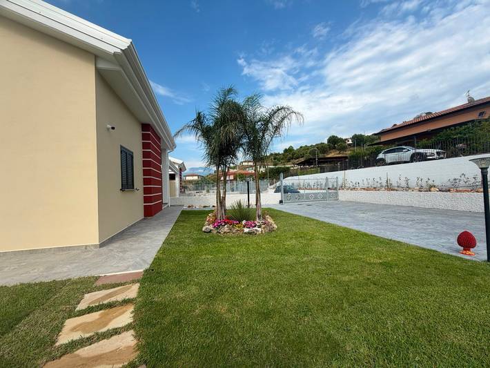 Villa 'A Casa Di Leo' with Sea View, Wi-Fi and Air Conditioning