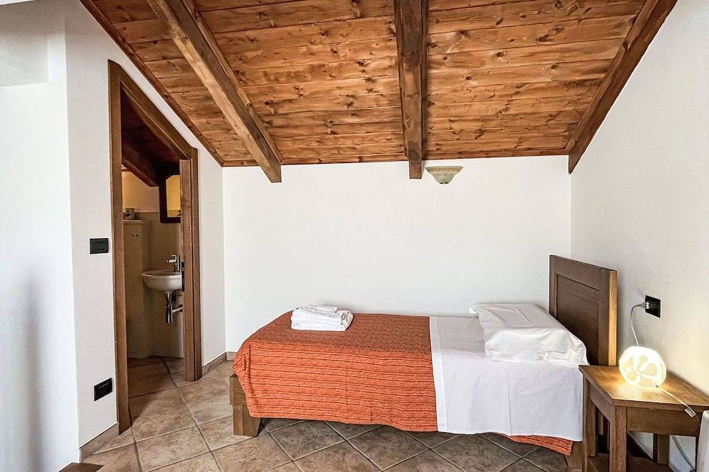 Entire apartment, Cosy apartment for 5 people with Wifi, Tv, patio, pets allowed and panoramic view in Savona, Riviera di Ponente