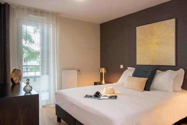 Appart’hôtel pour 2 personnes, avec Balcon et Terrasse ainsi que Jardin et Piscine