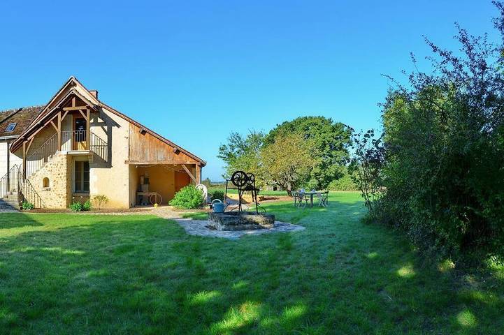 Peaceful farmhouse surrounded by fields and woods, renovated comfort in Villedieu-le-Château, Loire Valley