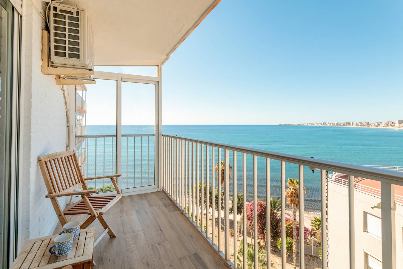Apartamento entero, Apartamento 'Primera Linea De Playa' con vistas al mar, Wi-Fi y aire acondicionado in Campello, Costa Blanca