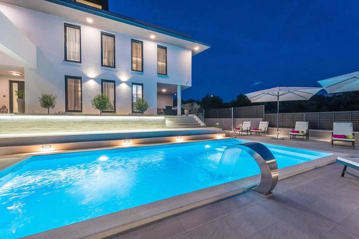 Location de vacances pour 4 personnes, avec jardin ainsi que vue et piscine à Ville de Zadar
