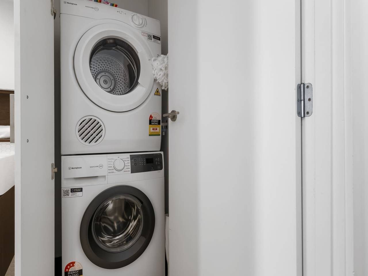 Entire apartment, Sleek Southbank 2-Bed Apartment with Balcony Views in Southbank, Melbourne