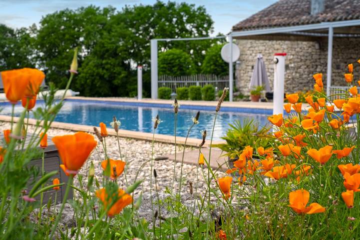 Gîte pour 10 personnes, avec terrasse et piscine ainsi que jardin et jacuzzi