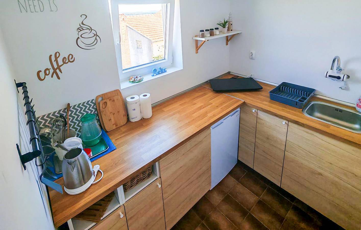 Ganze Ferienwohnung, Apartment mit Meerblick, WLAN, Küche, Terrasse und Parkplatz – 2,5 km vom Strand entfernt in Tkon, Pasman