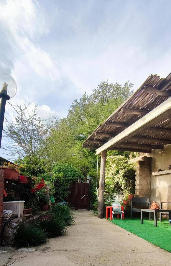 Maison d’hôte pour 3 personnes, avec Jardin ainsi que Piscine et Vue dans Gadoni