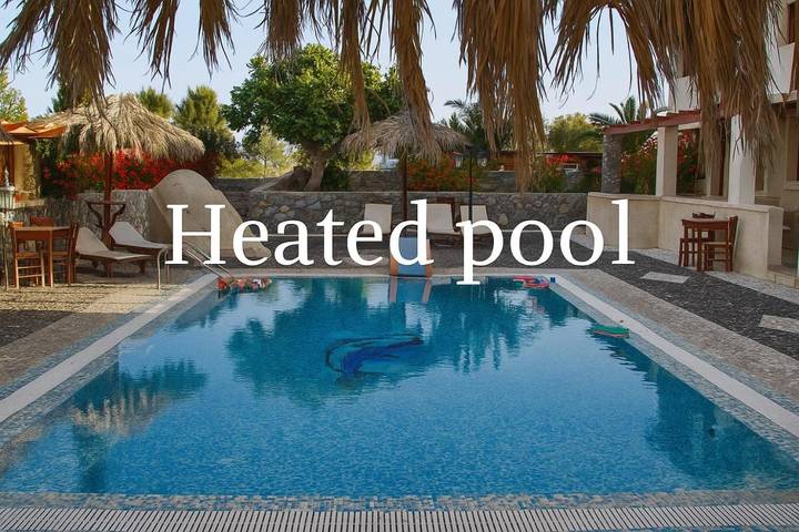 Apartahotel para 5 personas, con vistas además de piscina y jardín en Santorini