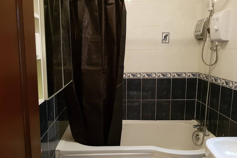 2 bedroom bungalow in Romford sleeps 7 in Havering, London