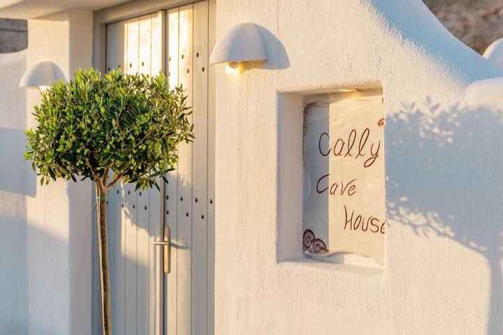 Holiday Home 'Cave House 13 Guests, Private Pool' with Wi-Fi and Air Conditioning in Santorini