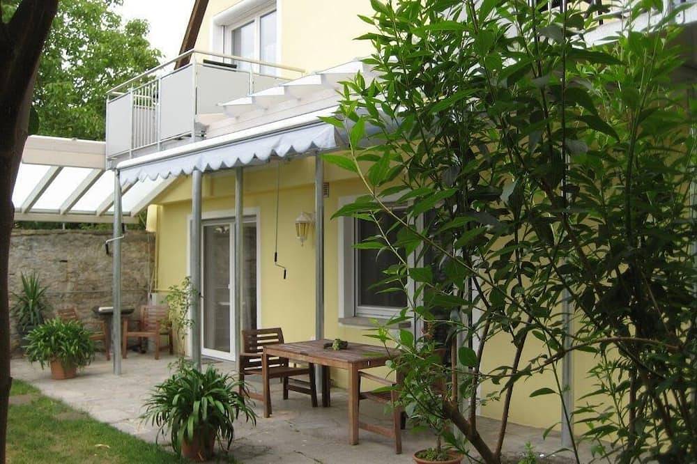 Ganze Wohnung, Rosenzauber Appartement mit frei gelegtem Fachwerk im 1. Og für max. 2 Personen in Sommerhausen, Fränkisches Weinland