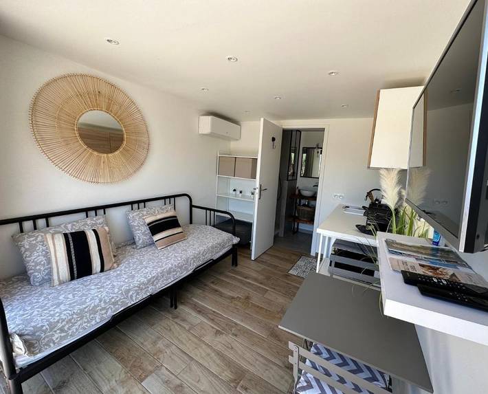 Gîte pour 2 personnes, avec terrasse et vue, animaux acceptés à Collobrières