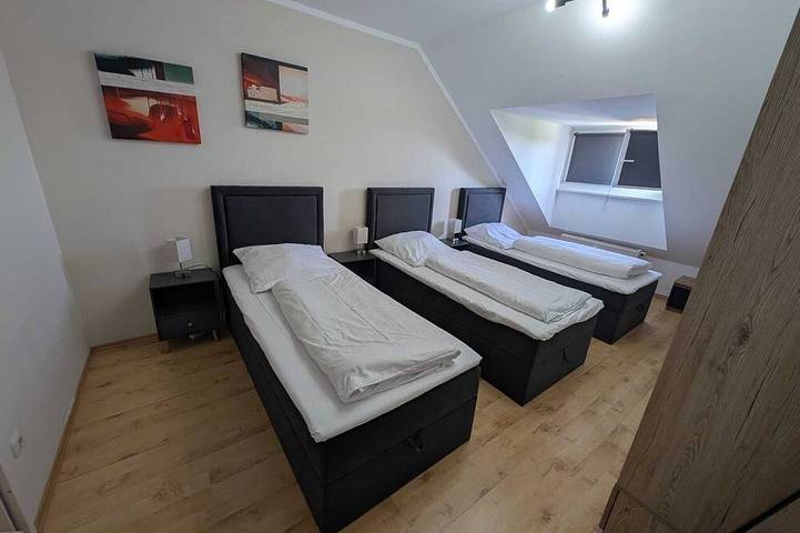 Ganze Wohnung, Moderne Dachgeschosswohnung bis 6 Personen - Parkplatz - Waschmaschine in Coburg, Oberes Maintal - Coburger Land