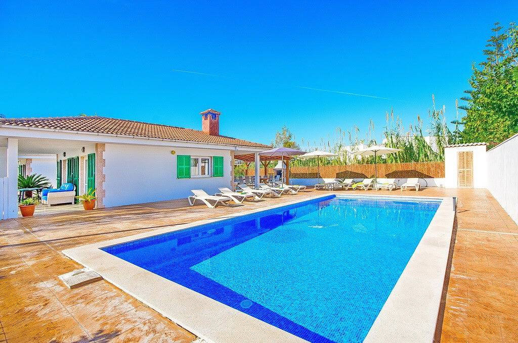 Villa Miquel, großes Ferienhaus mit Pool für 10 Personen an der Playas de Muro in Playa de Muro, Muro