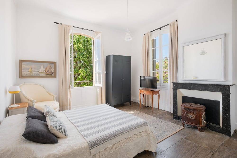 Magnifique maison,  parc, piscine, centre village, plages 15 min in Saint-Laurent-d'Aigouze, Côte d'Améthyste