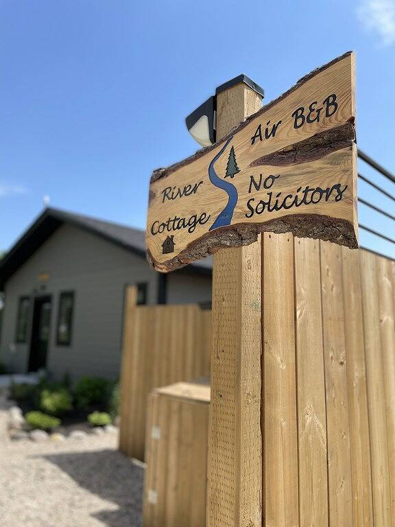 Cozy, Romantic, Riverfront Cottage in Manitoba