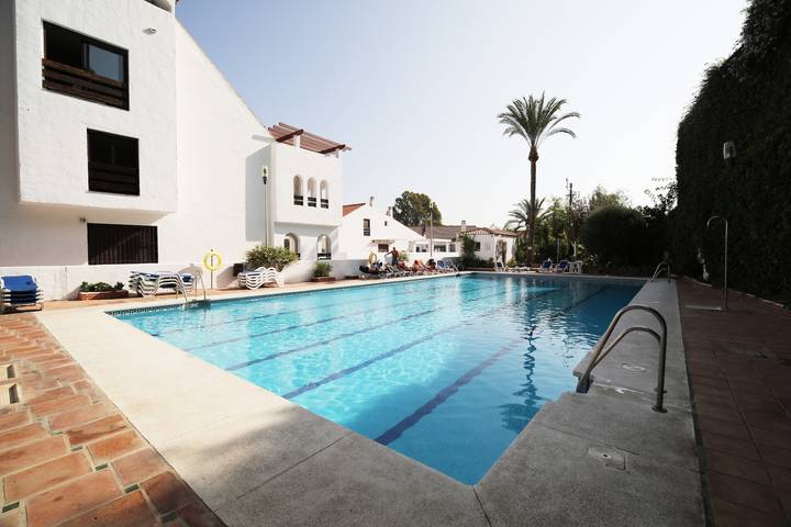 Apartamento entero, Apartamento 'Modern  Cozy Just 5 Mins From' con piscina compartida, Wi-Fi y aire acondicionado in Marbella West, Marbella
