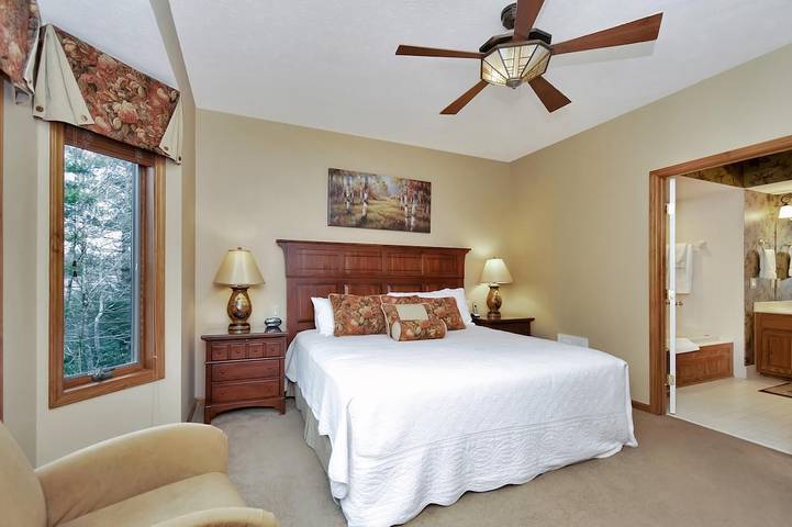 Vacation rental for 11 people, with sauna and pool as well as hot tub and yard in Blowing Rock