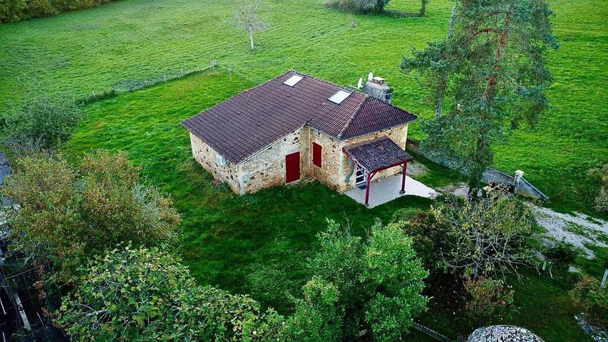 Gîte pour 6 personnes, avec vue et jardin, animaux acceptés à Les Junies