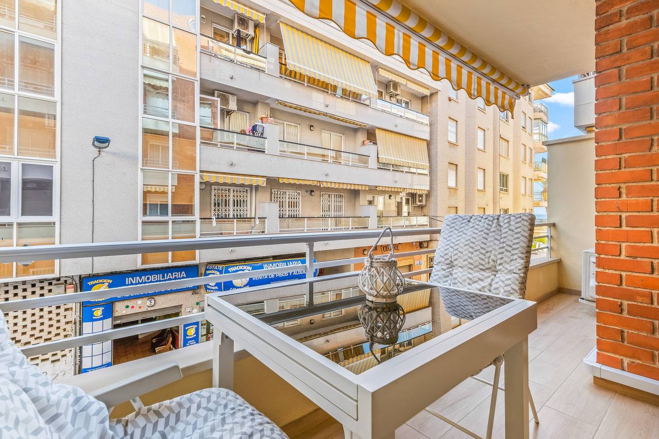Entire apartment, Apartment 'Moriones Playa' with Balcony, Wi-Fi and Air Conditioning in Torrevieja Centre, Torrevieja