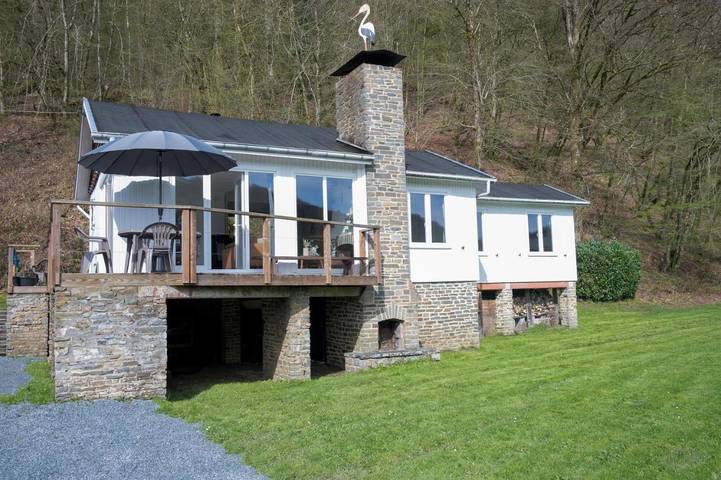 Gîte pour 7 personnes, avec jardin et vue à Bertrix