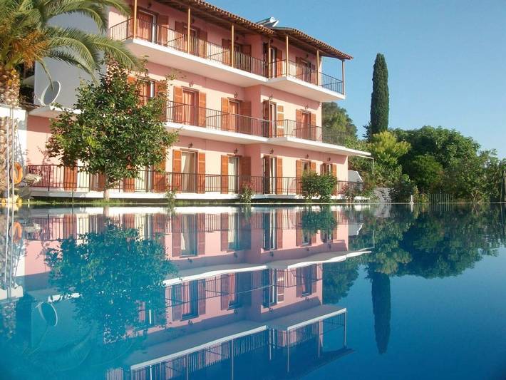 Appart’hôtel pour 2 personnes, avec Balcon et Terrasse ainsi que Jardin et Piscine