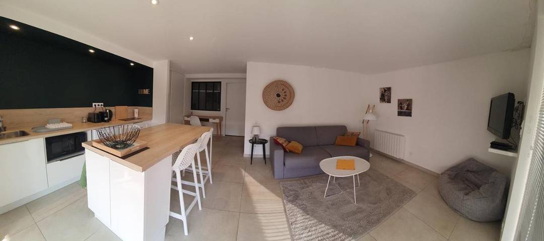 Gîte pour 4 personnes, avec Terrasse ainsi que Jardin et Piscine à Limonest