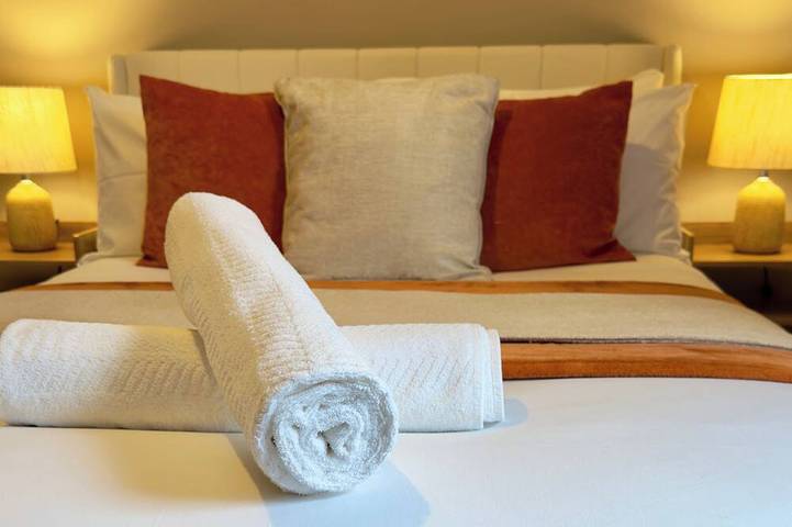 St Julian House- Town Centre- Castle Park- Hot Tub in Colchester, Essex
