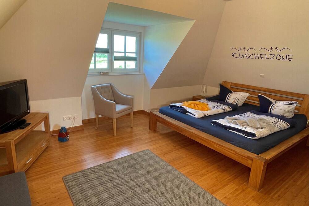 Kinderfreundliches Ferienhaus \"Strohhut\" in Zinnowitz. Der Außen-Whirlpool mit Blick auf das Achterwasser ist das besondere Highlight. Sauna und Strandkorb sorgen für erholsame Urlaubstage. in Zinnowitz, Usedomer Norden