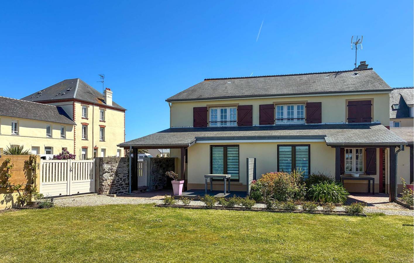 Acogedor apartamento a 1,5 km de la playa: 2 dormitorios, jardín y wifi in Barneville-Carteret, Côte de la Déroute