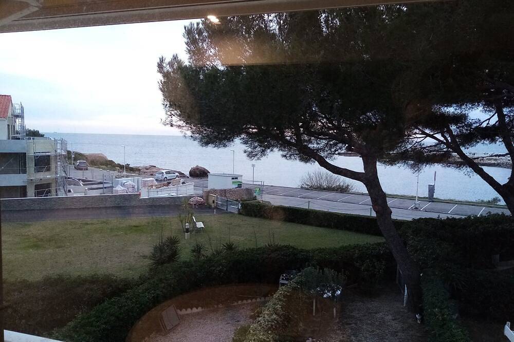 Appartement entier, Appartement 32 m² à Carro 4 personnes vue mer à  100 metres de la plage in Martigues, Côte méditerranéenne (France)
