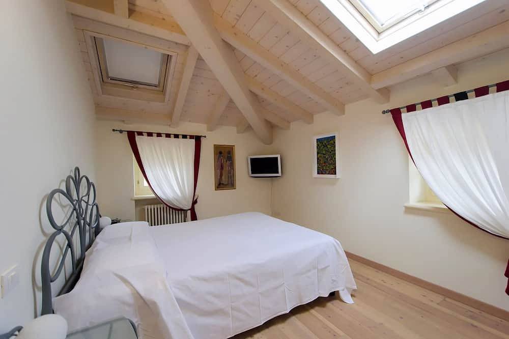 Ganze Wohnung, Repräsentatives Penthouse mit großer Panoramaterrasse in Costermano, Gardasee-Berge