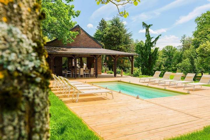 Location de vacances pour 15 personnes, avec Jacuzzi et Terrasse ainsi que Jardin et Piscine à Brognon