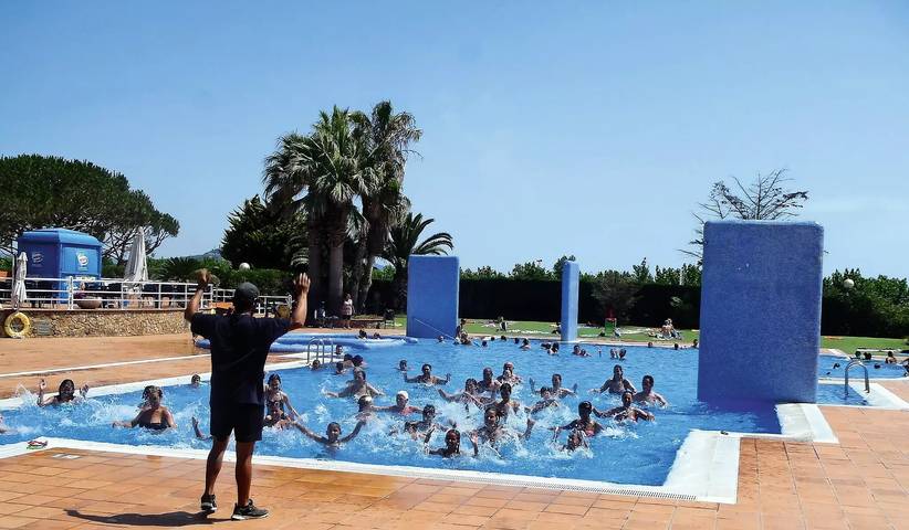 Wohnwagen für 4 Personen, mit Terrasse und Pool in Malgrat de Mar