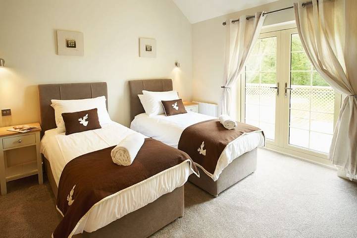 Un lodge délicieux avec bain à remous sur Wakes Hall Farm est un havre de paix dans 500 acres de terres privées in Wakes Colne, Colchester