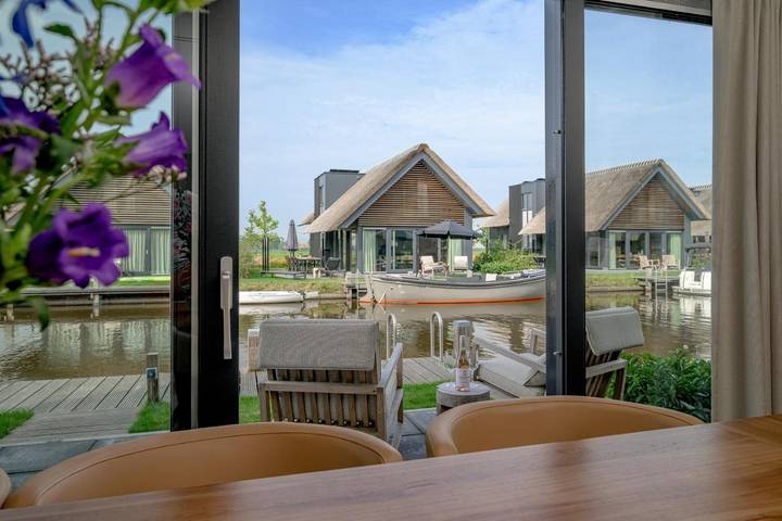 Vakantiehuis voor 8 personen, with Terras and Tuin as well as Sauna and Uitzicht in Heeg