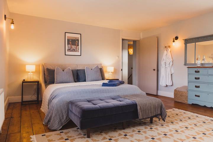 Holiday rental for 13 people, with hot tub and garden as well as terrace, child-friendly in Wiltshire