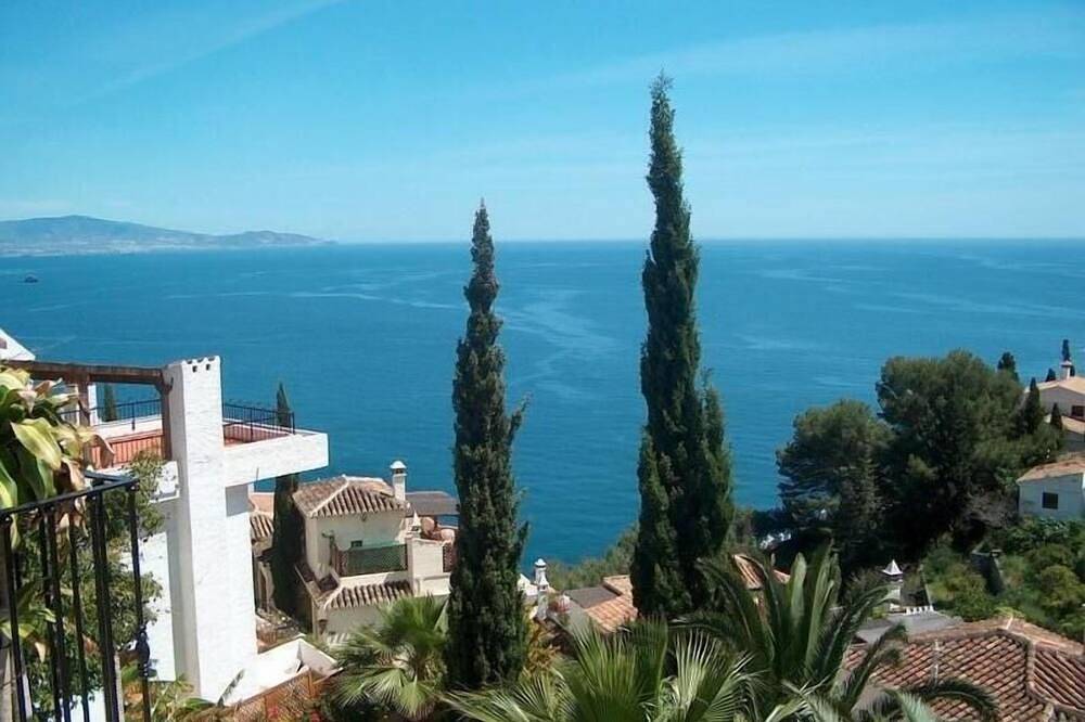 Villa met prachtig uitzicht op zee, gelegen aan het zwembad en in de buurt van het strand in La Herradura, Almuñecar