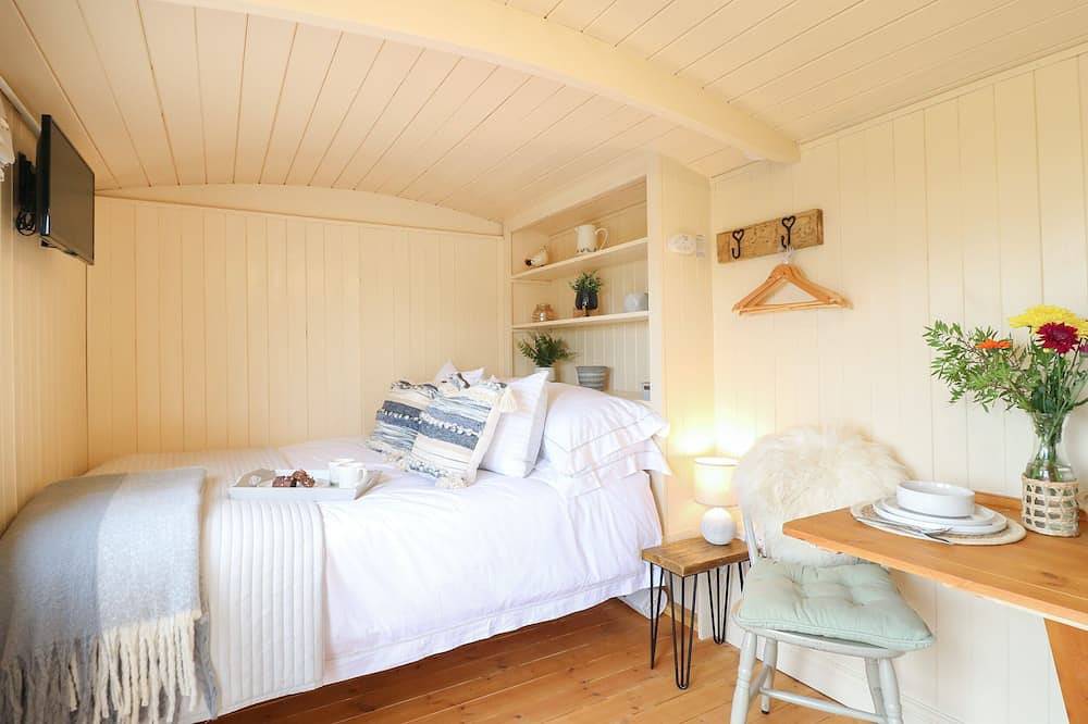 High Grounds Shepherd'S Hut, romantic, with hot tub in Ashbourne in Derbyshire