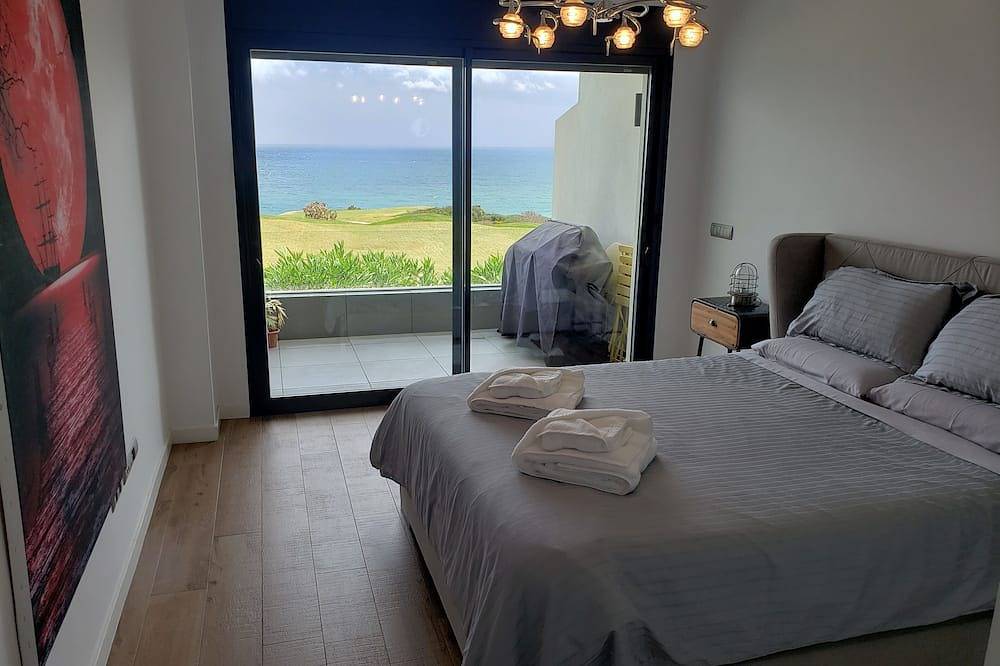 Hel lejlighed, New front line beach/Golf with views of Gibraltar and Africa. in Playa de La Alcaidesa, San Roque