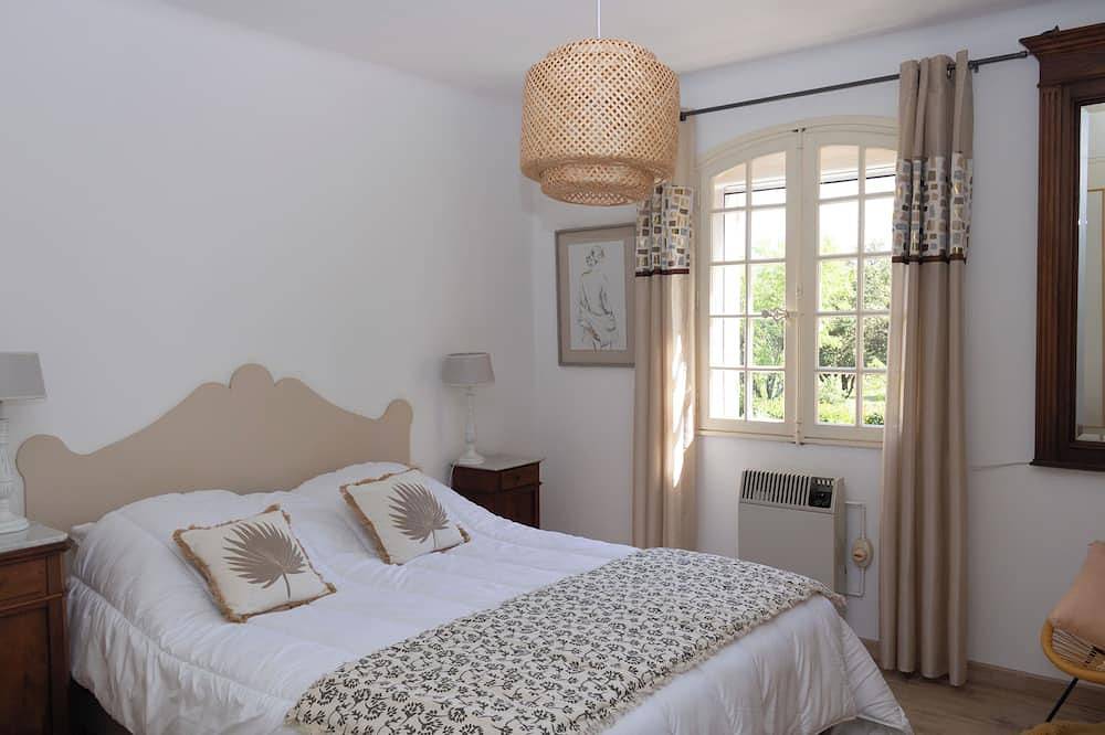 Villa Provencale Face Au Luberon in Cabrières-d'Avignon, Parc naturel régional du Luberon