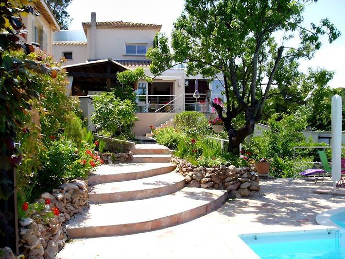 Chambre d’hôte pour 2 personnes, avec terrasse et vue sur le lac ainsi que piscine et jardin