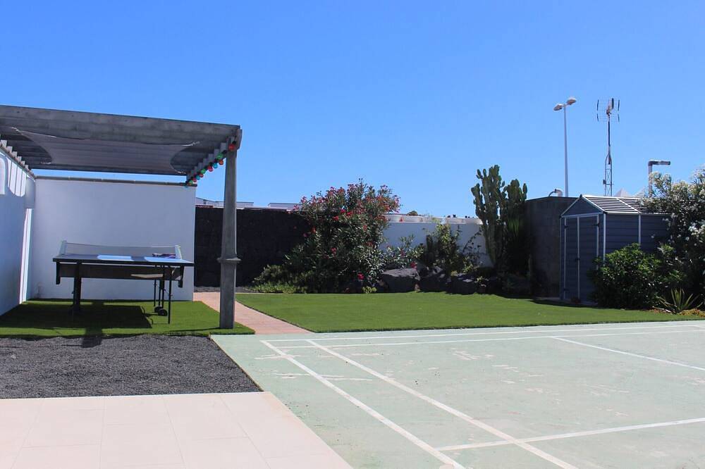 Beautiful renovated villa with private pool close to amenities and the sea. in Montaña Roja, Yaiza