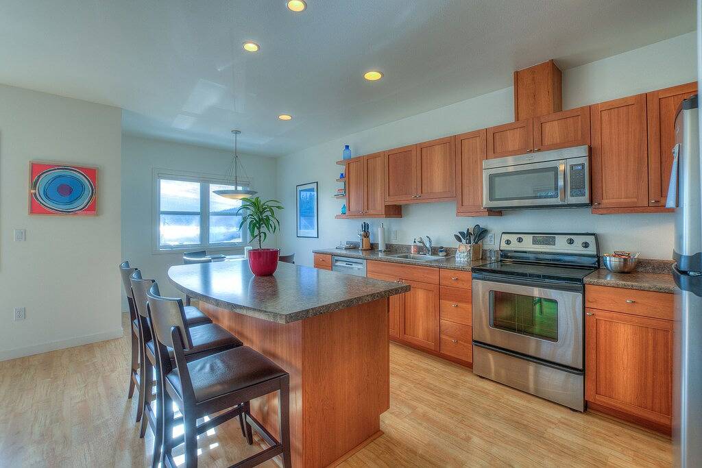 Ganze Wohnung, Wasserblick! Luxus-Suiten - zu Fuß zu Cafés, Geschäften, Kunstgalerien und Stränden. in Orcas Island