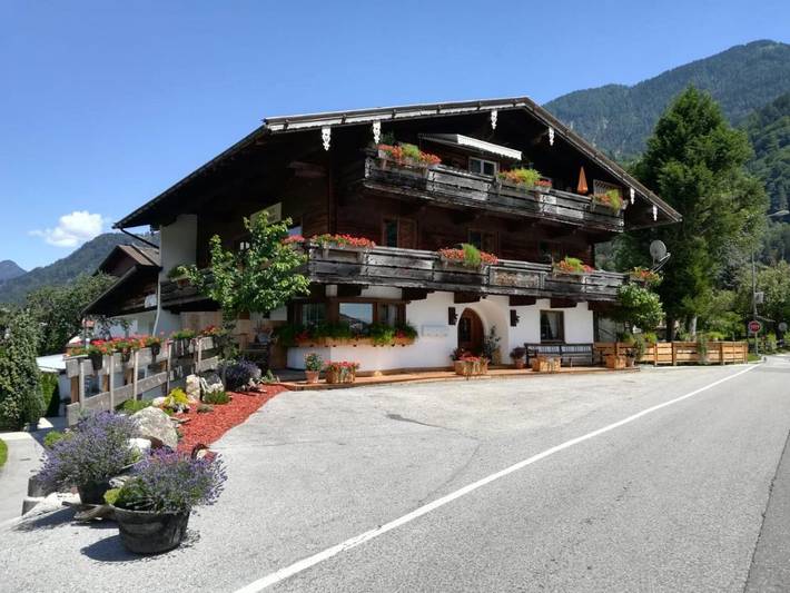 Ferienwohnung für 4 Personen, mit Balkon und Terrasse sowie Garten und Sauna in Buch in Tirol