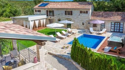 Villa für 14 Personen, mit Terrasse und Whirlpool sowie Garten in Kroatien