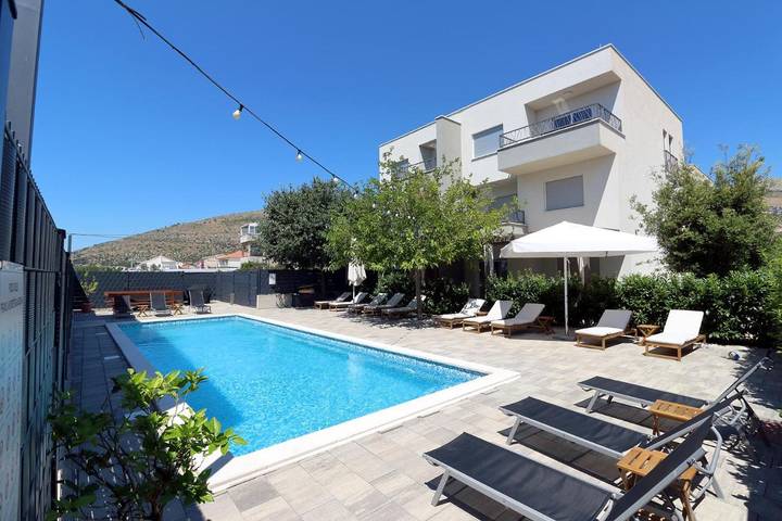 Maison d’hôte pour 4 personnes, avec Balcon et Terrasse ainsi que Jardin et Piscine à Trogir