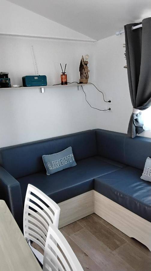 Camping pour 4 personnes, avec terrasse ainsi que jacuzzi et piscine, adapté aux familles à Sète - 3