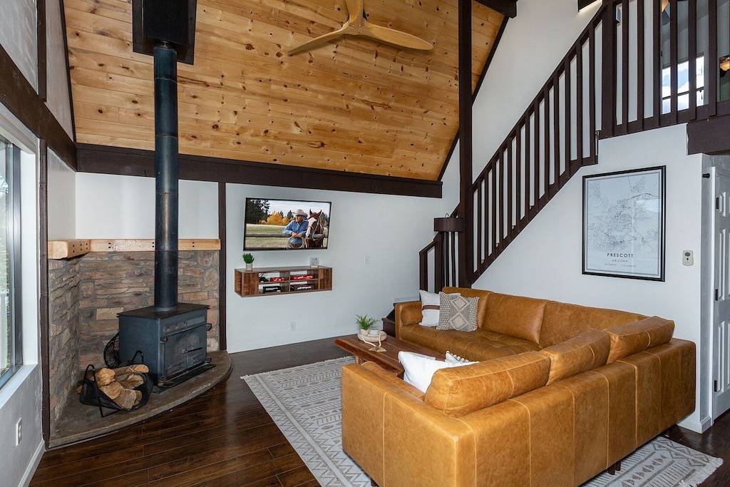 Cozy Boulder Cabin• minutes to downtown Whiskey Row and Rodeo• views• hot tub in Prescott, Yavapai County