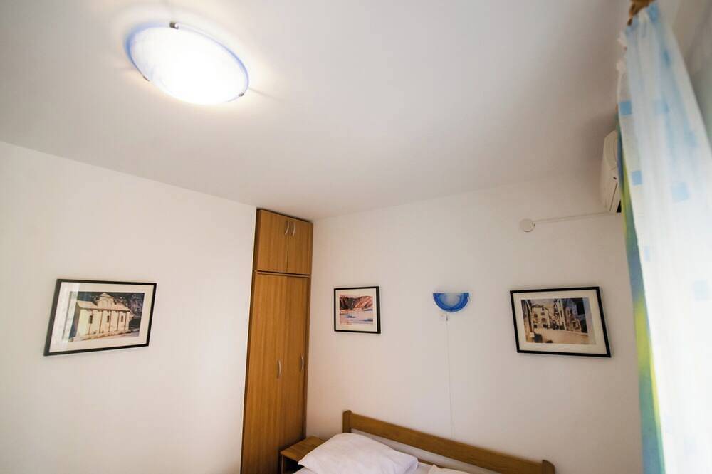 206 room with balcony, mountain view & hot tub access in Lokva Rogoznica, Split-Dalmatië
