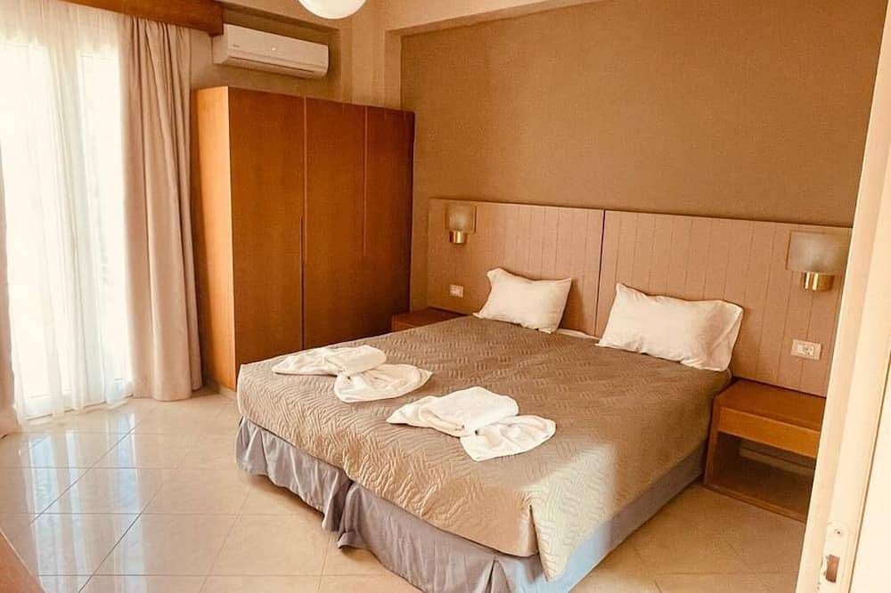 Nord Star Villa - 5meters to beach. Sleeps 7. in Platanias, Chania und Umgebung
